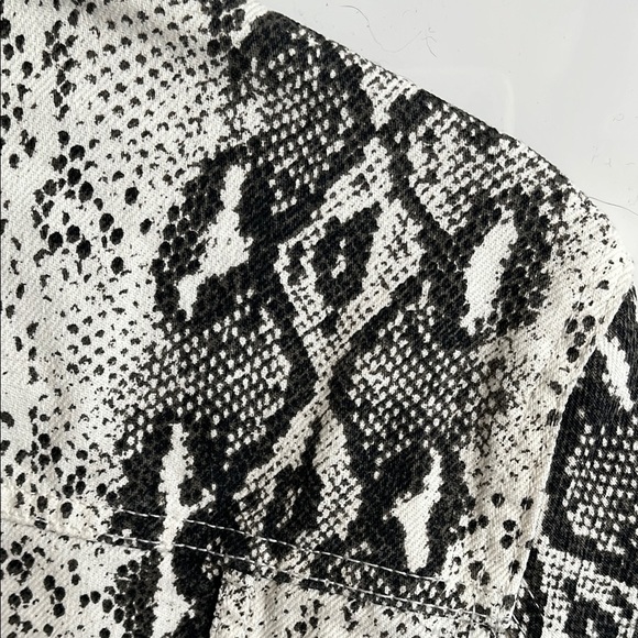 BLANK NYC NWOT Women's Oversized Snake Print Denim Jean Jacket, Size XS - Picture 7 of 10